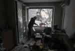 En ukrainer rydder op i sin lejlighed efter et russisk angreb på ejendommen. Syv mennesker blev slået ihjel og en række boliger i den fem etager høje boligblok blev beskadiget. Foto: Anatolii Stepanov/Ritzau Scanpix