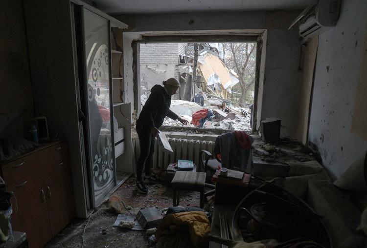 En ukrainer rydder op i sin lejlighed efter et russisk angreb på ejendommen. Syv mennesker blev slået ihjel og en række boliger i den fem etager høje boligblok blev beskadiget. Foto: Anatolii Stepanov/Ritzau Scanpix