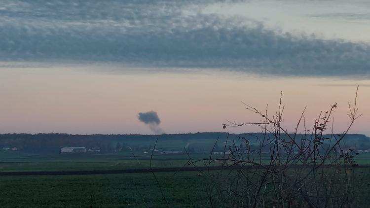 Billedet skulle angiveligt vise røgen fra de to russiske missiler, der har ramt det østlige Polen ved grænsen til Ukraine. Her set fra byen Nowosiolki i Polen. Foto: Stowarzyszenie Moje Nowosiolki/Ritzau Scanpix