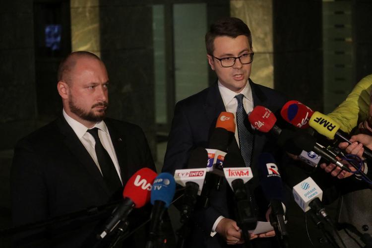 Den polske regerings landsmand, Piotr Müller, taler med pressen efter hastemødet i aften.  Foto: Maciek Jazwiecki/agencja Wyborcz/Ritzau Scanpix