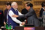 Indiens premierminister, Narendra Modi (t.v.), har eftersigende spillet en vigtig rolle for at gennemtvinge en G20-fælleserklæring. Han overtaget nu formandsskabet fra Indonesiens premierminitser, Joko Widodo, til højre. Foto: Willy Kurniawan/Ritzau Scanpix