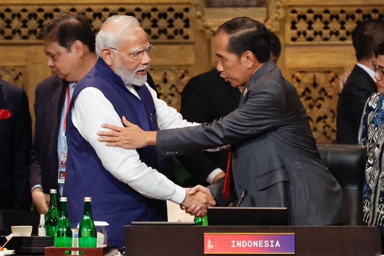 Indiens premierminister, Narendra Modi (t.v.), har eftersigende spillet en vigtig rolle for at gennemtvinge en G20-fælleserklæring. Han overtaget nu formandsskabet fra Indonesiens premierminitser, Joko Widodo, til højre. Foto: Willy Kurniawan/Ritzau Scanpix