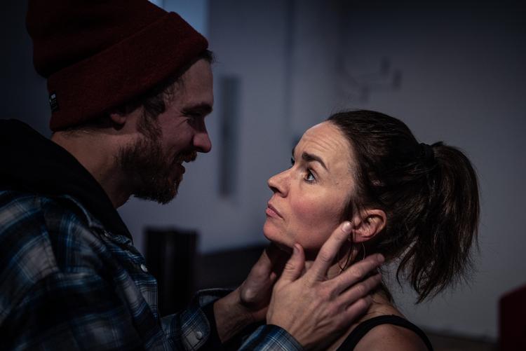 Hvornår bliver kærtegn til kvælergreb? (Daniel Bevensee og Julie Riis) Foto: Martin Gundesen) Foto: Martin Gundesen
