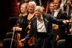 Herbert Blomstedt fotograferet ved ugens Torsdagskoncert. Bag ham ses DR Symfoniorkestrets koncertmester, violinisten Christina Åstrand. Foto: Finn Frandsen
