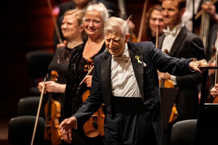 Herbert Blomstedt fotograferet ved ugens Torsdagskoncert. Bag ham ses DR Symfoniorkestrets koncertmester, violinisten Christina Åstrand. Foto: Finn Frandsen