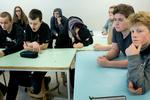 Morgentrætte teenageelever er et problem for mange folkeskoler. Derfor vil København Kommune nu undersøge, om det kan betale sig at lade eleverne møde senere end klokken 8. Billedet her er fra Gasværksvejens Skole på Vesterbro i København og er taget i en anden sammenhæng. Foto: Mads Nissen