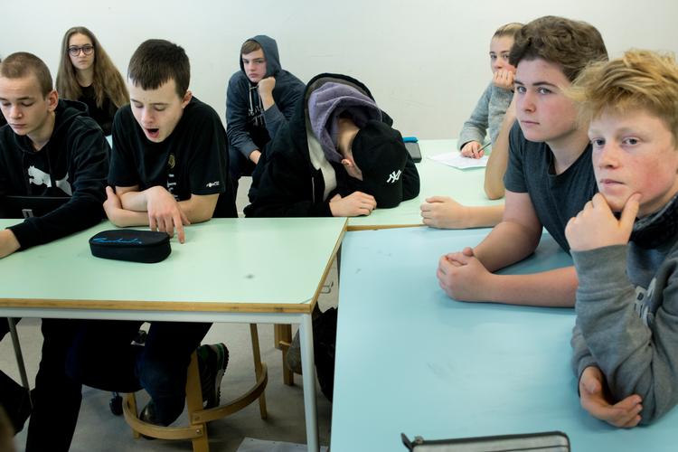 Morgentrætte teenageelever er et problem for mange folkeskoler. Derfor vil København Kommune nu undersøge, om det kan betale sig at lade eleverne møde senere end klokken 8. Billedet her er fra Gasværksvejens Skole på Vesterbro i København og er taget i en anden sammenhæng. Foto: Mads Nissen