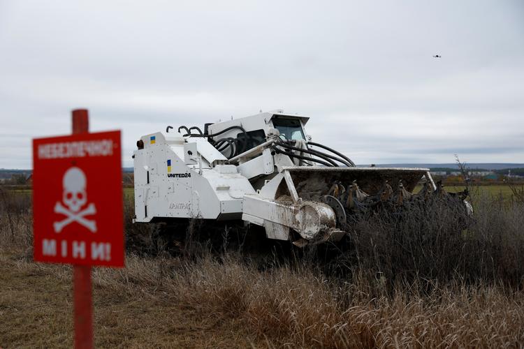 En minerydningsmaskine, Armtrac 400, demonstreres i Ukraine. Foto: Clodagh Kilcoyne/Ritzau Scanpix