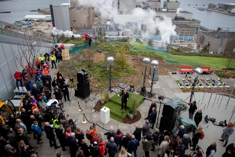 I 2019 åbnede daværende overborgmester Frank Jensen (S) skibakken Copenhill på toppen af det nye forbrændingsanlæg på Amager, der tegner sig for en betydelig mængde af CO2-udledningen. Foto: Peter Hove Olesen