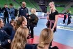 Kathrine Heindahl hilser på nogle af de norske spillere inden EM-finalen. Foto: Liselotte Sabroe/Ritzau Scanpix