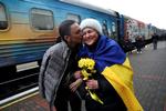     Anastasia kysser sin mor, som er ankommet med toget fra Kyiv. Foto: Murad Sezer/Ritzau Scanpix