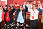 Malaysias oppositionsleder, Anwar Ibrahim (i midten) hævder at have vundet lørdagens valg. Det samme gør tidligere regeringsleder Muhyiddin Yassin. Foto: Mohd Rasfan/Ritzau Scanpix