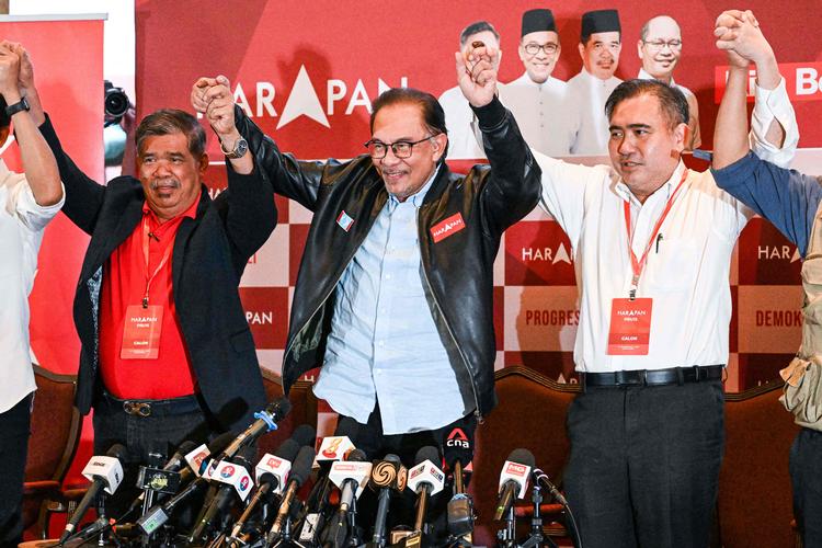 Malaysias oppositionsleder, Anwar Ibrahim (i midten) hævder at have vundet lørdagens valg. Det samme gør tidligere regeringsleder Muhyiddin Yassin. Foto: Mohd Rasfan/Ritzau Scanpix