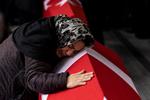 En pårørende til et af ofrene for angrebet i Istanbul tidligere på måneden siger et sidste farvel. Natten til søndag tog tyrkerne hævn ved at bombe kurdere i det nordlige Syrien. Foto: Umit Bektas/Ritzau Scanpix