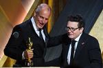 Skuespiller Woody Harrelson overrækker sin ven og kollega Michael J. Fox æresoscaren Jean Hersholt Humanitarian Award. Foto: Valerie Macon/Ritzau Scanpix