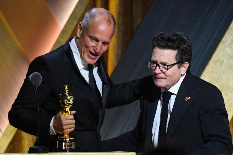 Skuespiller Woody Harrelson overrækker sin ven og kollega Michael J. Fox æresoscaren Jean Hersholt Humanitarian Award. Foto: Valerie Macon/Ritzau Scanpix