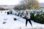 Søndag eftermiddag skovlede Erica Jensen sne i Ornebjerg  på Sydsjælland. Foto: Finn Frandsen