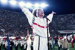 Både med sin stemmepragt og sit joggingtøj satte Whitney Houston nye standarder, da hun sang nationalsangen ved Super Bowl-finalen. 
