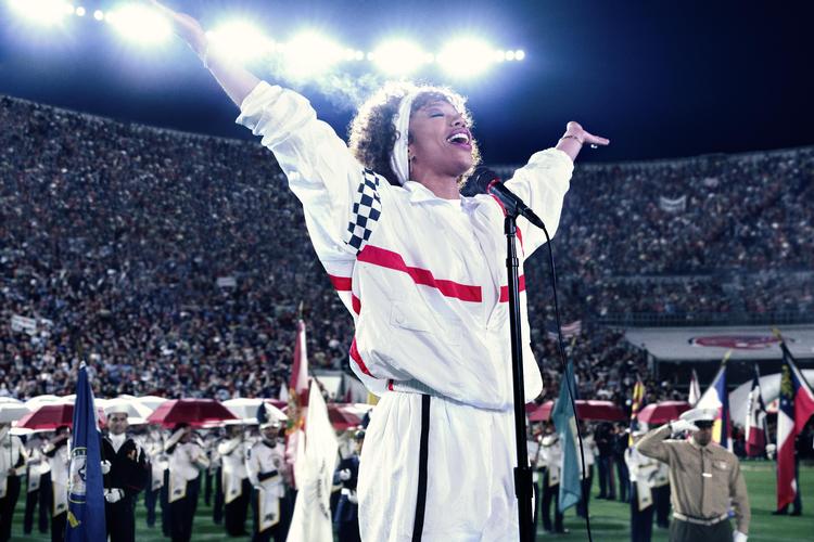 Både med sin stemmepragt og sit joggingtøj satte Whitney Houston nye standarder, da hun sang nationalsangen ved Super Bowl-finalen. 