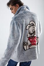 Guess-kollektionen med Banksy-motiver er stadig at finde på tøjmærkets hjemmeside, trods graffitikunstnerens angivelige modstand.  