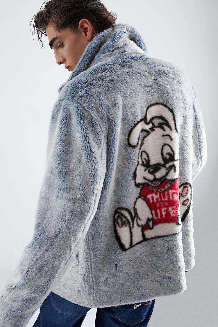 Guess-kollektionen med Banksy-motiver er stadig at finde på tøjmærkets hjemmeside, trods graffitikunstnerens angivelige modstand.  