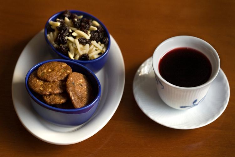     Det ligner et uskyldigt kaffebord men R Vinbar anbefaler, at man lader bilenstå, hvis man har planer om at drikke deres gløgg.   Foto: Thea Grav Rosenberg