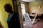 En beboer i Bakhmut besigtiger skaderne efter at et russisk missil har slået ned ud for deres hjem. Foto: Mads Nissen/POLITIKEN
