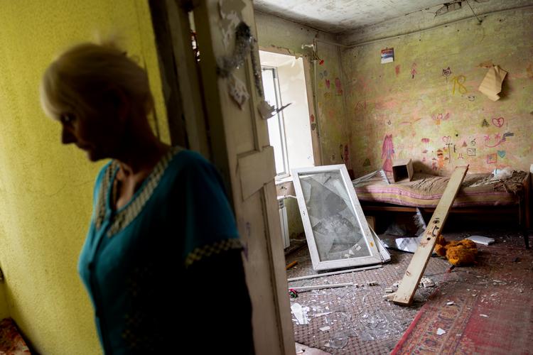 En beboer i Bakhmut besigtiger skaderne efter at et russisk missil har slået ned ud for deres hjem. Foto: Mads Nissen/POLITIKEN