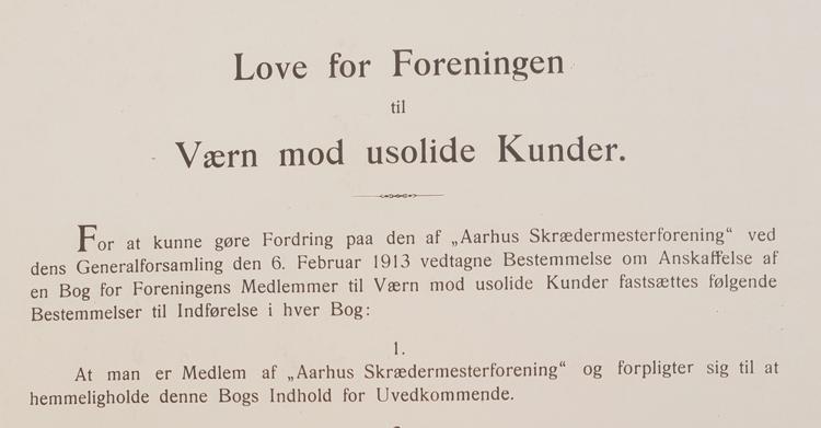 Udsnit af de højtidelige - og hemmelige - vedtægter for skræddermestrenes sorte bog. Foto: Rigsarkivet