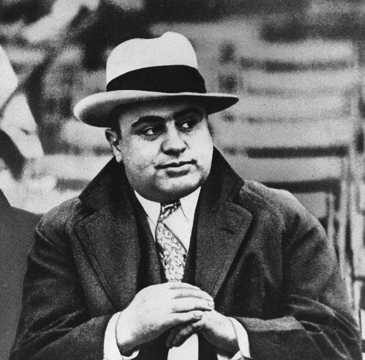 Al Capone ses her ved en footballkamp i 1931. Podcasten 'Slow Burn: One Year' zoomer i et afsnit ind på 1986, hvor mafiabossen pludselig igen kom i fokus, da da det hotel, han brugte som hovedkvarter, er omdrejningspunkt for en udgravning. Foto: /Ritzau Scanpix