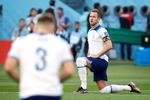 Englands Harry Kane knælede inden kampstart mod Iran, men bar ikke det One Love-anførerbind, som han ellers ønskede. Foto: Jens Dresling