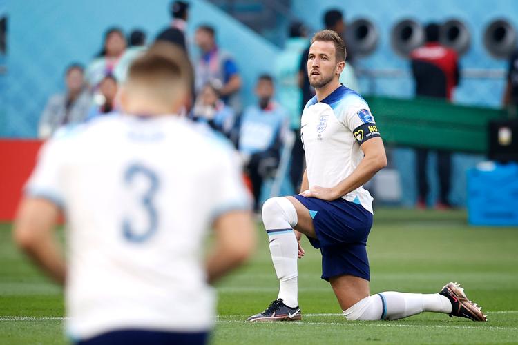 Englands Harry Kane knælede inden kampstart mod Iran, men bar ikke det One Love-anførerbind, som han ellers ønskede. Foto: Jens Dresling
