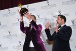 Producenterne Jamie Campbell og Ben Taylor poserer med deres Emmy for 'Sex Education', der kan ses på Netflix.  Foto: Angela Weiss/Ritzau Scanpix