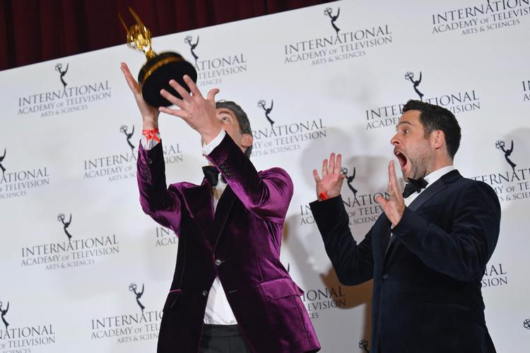 Producenterne Jamie Campbell og Ben Taylor poserer med deres Emmy for 'Sex Education', der kan ses på Netflix.  Foto: Angela Weiss/Ritzau Scanpix