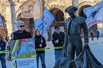 Den afdøde tyrefægter Nimeno II omgivet af demonstranter, der kalder ham for morder og dyrplager. Bølgerne går højt for eller imod tyrefægtning i Frankrig. Foto: Michael Seidelin. Foto: Michael Seidelin