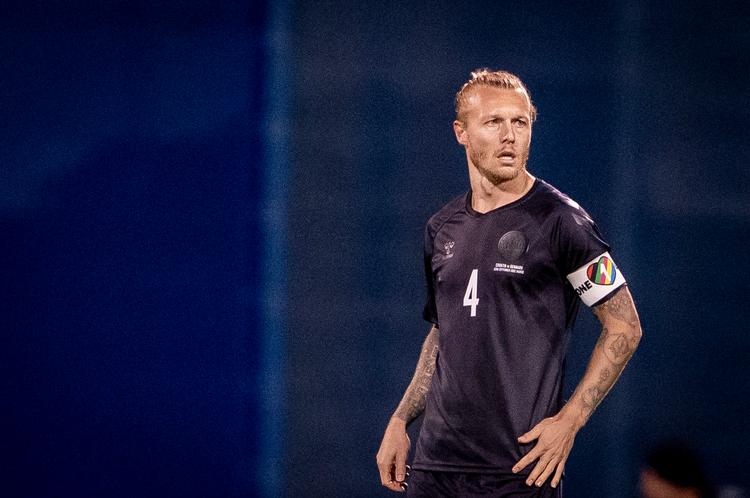 Beslutningen om, at Simon Kjær  alligevel ikke skal bære det regnbuefarverede anførerbind 'One Love', har fået en del kritik. Her ses Simon Kjær med anførerbindet på under kampen mellem Kroatien og Danmark i Zagreb 22. september.   Foto: Liselotte Sabroe/Ritzau Scanpix