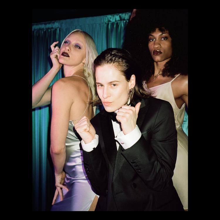 Forsangeren bag enmandsbandet Christine and the Queens, der førhen hed Héloïse Letissier, har levet som en mand i et år og har skiftet navn til Chris. Det nye album lyder som en mere indadvendt og mudret undersøgelse af den nye væren end de foregående udgivelser. Foto:  Pierre-Ange Carlotti