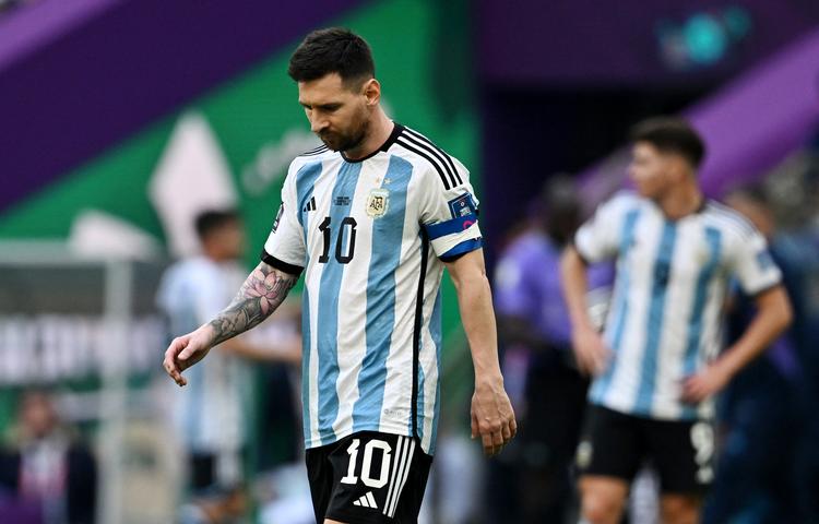 Tirsdag blev en hård oplevelse for Lionel Messi og Argentina, der meget overraskende tabte til Saudi-Arabien.  Foto: Dylan Martinez/Ritzau Scanpix
