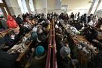 Strømmen er forsvundet mange steder og beboere i Kherson oplader deres telefoner i byens stationsbygning.  Foto: Genya Savilov/Ritzau Scanpix