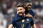 Oliver Giroud og Ousmane Dembele jubler over scoringen til 2-1, det eneste franske mål, der ikke blev scoret med hovedet. Foto: Jewel Samad/Ritzau Scanpix