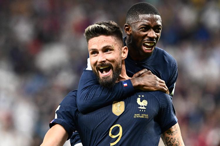 Oliver Giroud og Ousmane Dembele jubler over scoringen til 2-1, det eneste franske mål, der ikke blev scoret med hovedet. Foto: Jewel Samad/Ritzau Scanpix