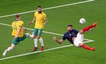 Olivier Giroud havde kun scoret ét VM-slutrundemål inden de to scoringer mod Australien, men med sine 51 mål for Frankrig er han nu delt topscorer sammen med Thierry Henry. Denne akrobatiske afslutning fra Giroud gik dog forbi mål. Foto: Molly Darlington/Ritzau Scanpix