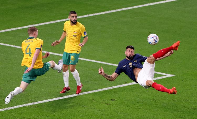 Olivier Giroud havde kun scoret ét VM-slutrundemål inden de to scoringer mod Australien, men med sine 51 mål for Frankrig er han nu delt topscorer sammen med Thierry Henry. Denne akrobatiske afslutning fra Giroud gik dog forbi mål. Foto: Molly Darlington/Ritzau Scanpix