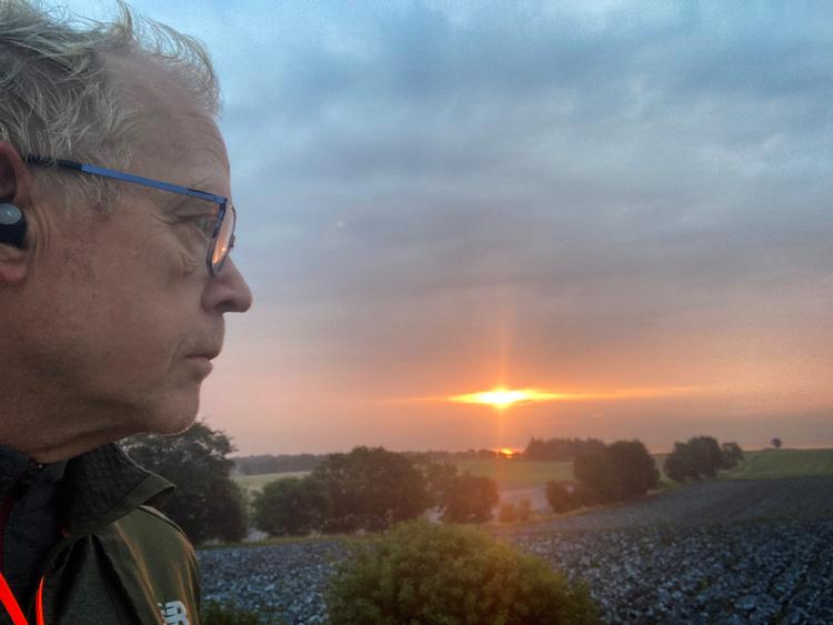 Naturens små mirakler. og her tænker jeg hverken på solopgang eller rødkål. Men på den lille stribe hår ved øret.  Foto: Per Munch