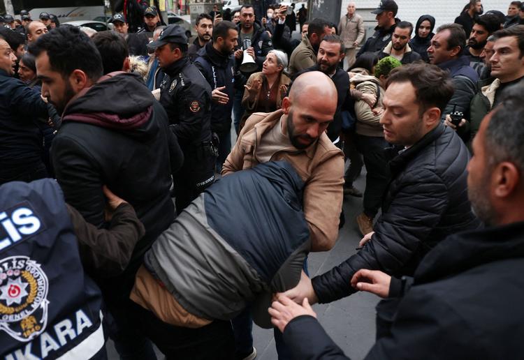 Tyrkisk politi arresterer medlemmer af HDP, det pro-kurdiske Demokratiske Folke-Parti, under en protest i Ankara mandag mod tyrkiske militære angreb på kurdiske mål i Irak og Syrien. Foto: Adem Altan/Ritzau Scanpix