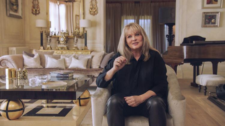 I dokumentaren fortæller ekspert i cyberpsykologi Mary Aiken, at der er målt færre empatiske personlighedstræk blandt studerende i USA, siden sociale medier kom til. Foto: HBO Max