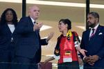 Den belgiske udenrigsminister Hadja Lahbi iført et 'One Love'-anførerbind ses her i samtale med FIFA’s præsident Gianni Infantino til Belgiens første VM-kamp. Foto: Natacha Pisarenko/Ritzau Scanpix