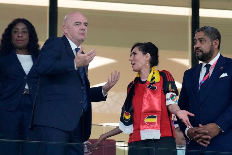 Den belgiske udenrigsminister Hadja Lahbi iført et 'One Love'-anførerbind ses her i samtale med FIFA’s præsident Gianni Infantino til Belgiens første VM-kamp. Foto: Natacha Pisarenko/Ritzau Scanpix