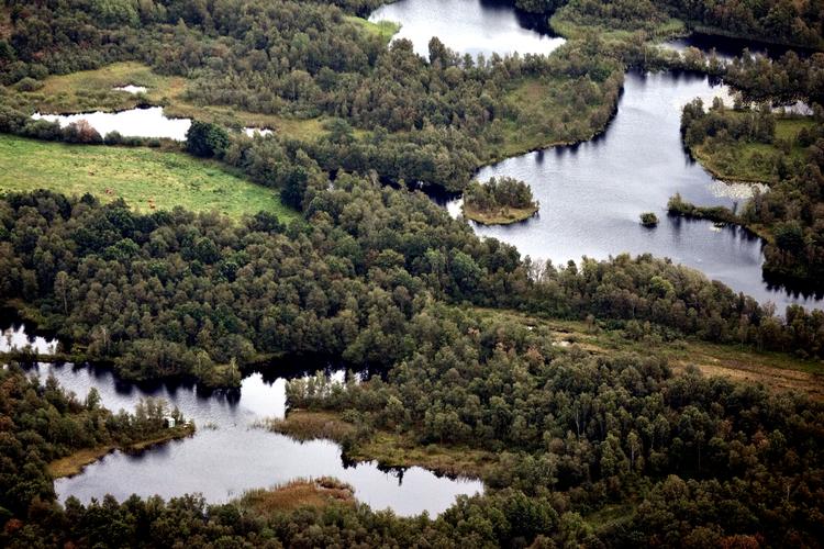  De ser fredsommelige og idylliske ud, søerne i landskabet - som disse mellem Kliplev og Felsted i Sønderjylland. Men alverdens søer bidrager i høj grad til udledningen af drivhusgasser, og i takt med, at kloden bliver varmere, vokser søerne.    Foto: Joachim Adrian
