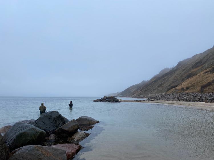 Det er sjældent at finde en fritidssyssel, hvor man kan glæde sig så meget over sin makkers succes, som det opleves med lystfiskeri. Privatfoto 